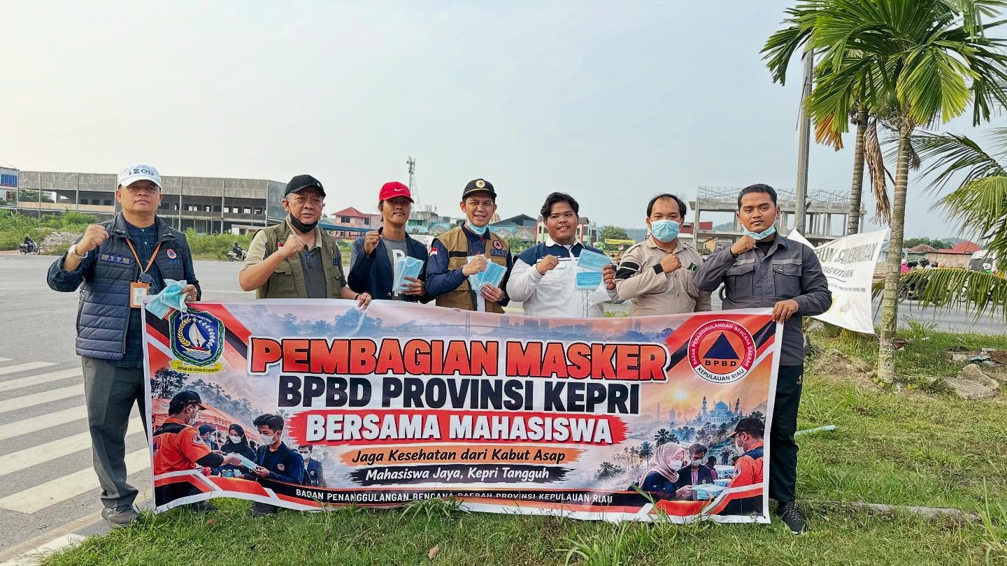BPBD KEPRI BERSAMA MAHASISWA BAGIKAN MASKER KEPADA PENGENDARA DI BATAM