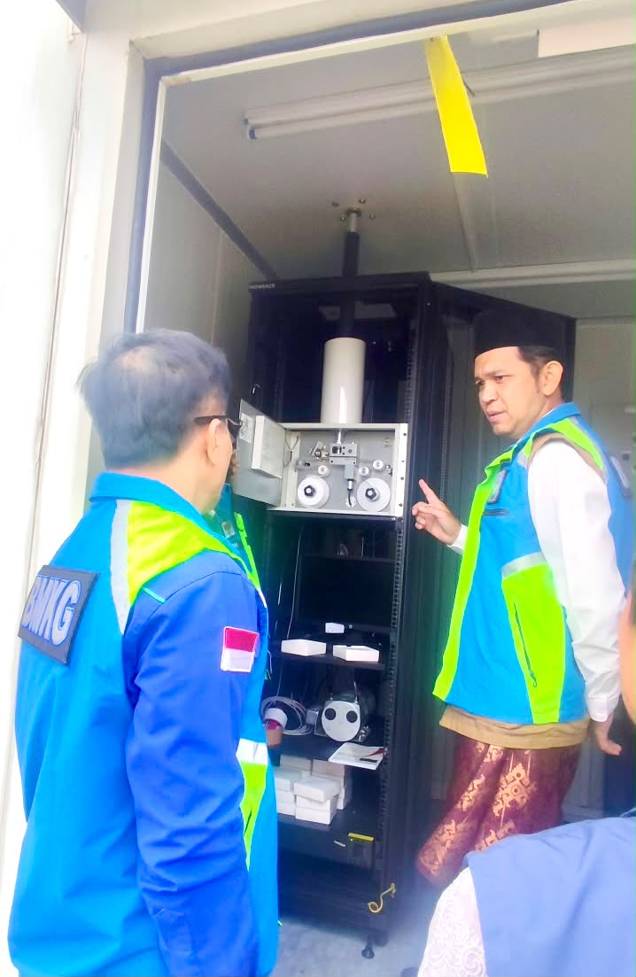 KALAKSA BPBD KEPRI TINJAU RADAR CUACA DAN RADAR PEMANTAU KUALITAS UDARA DI BMKG BATAM